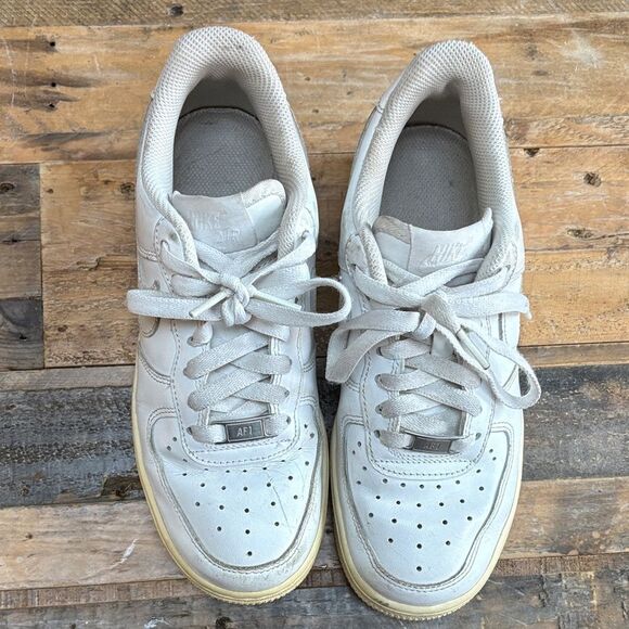 Other - Kids White Nike Air Sneakers Size 6